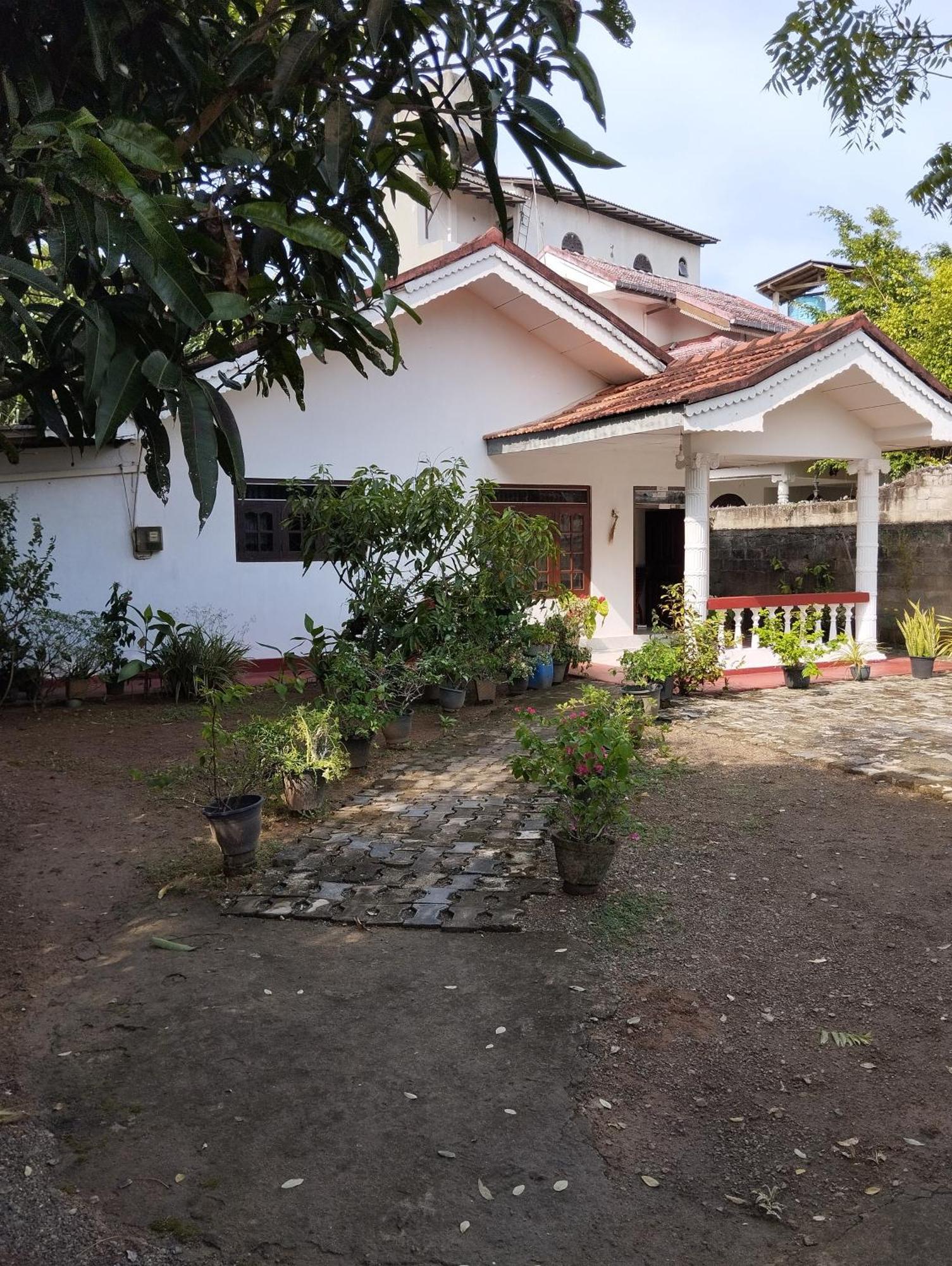 Mirissa White House Hotel Buitenkant foto