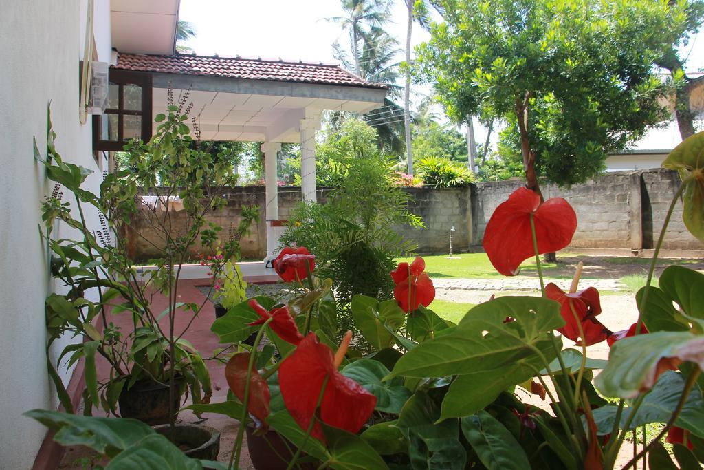 Mirissa White House Hotel Buitenkant foto